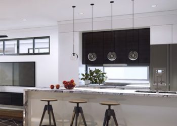 Whit kitchen and breakfast bar