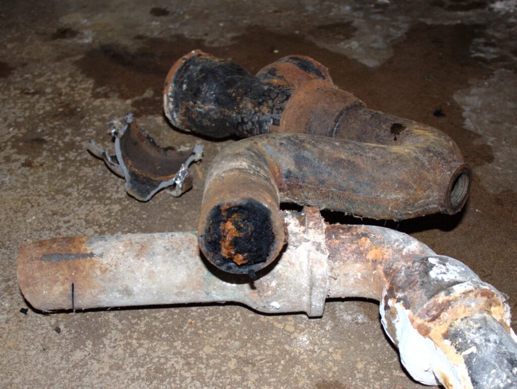 Dismantles clooge drain pipe